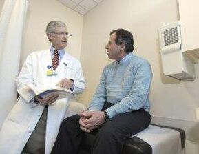 Un homme atteint de prostatite à la consultation d'un urologue