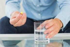 Un homme prend un antibiotique efficace pour la prostatite