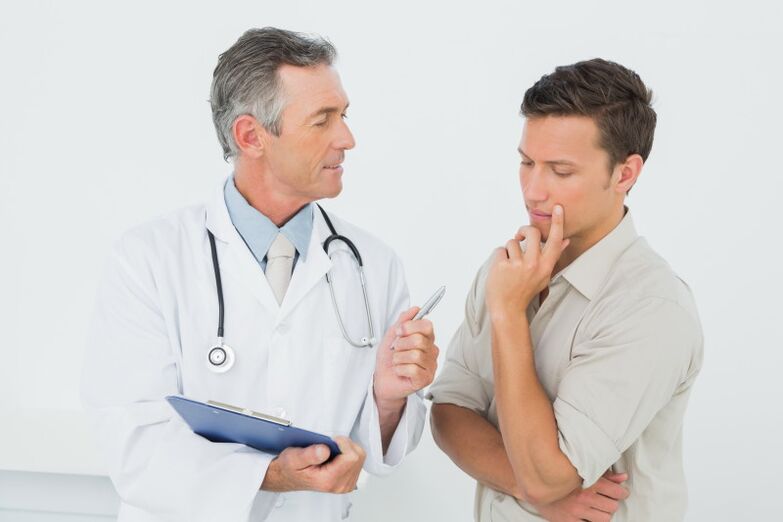 Le docteur prescrit le traitement pour la prostatite