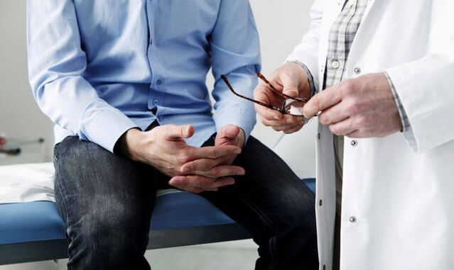 Un homme chez un médecin présentant des symptômes de prostatite